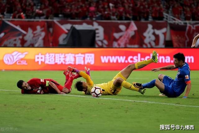 VAR无限介入！西海岸vs海港3次长时间介入改判，半场踢到56分钟